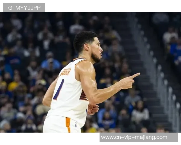 布克首节表现出色三分球未中依然轻松拿下12分2板2助