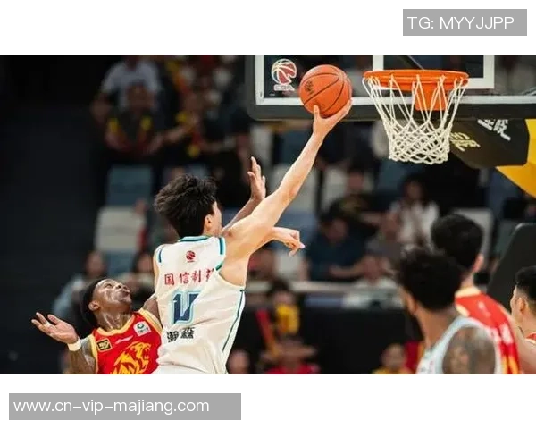 杨瀚森在比赛中表现出色5个篮板彰显进步队友却未能及时传球助力