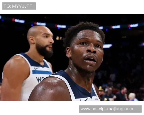 爱德华兹再度离场引发关注第三节后半段再次返回更衣室情况堪忧